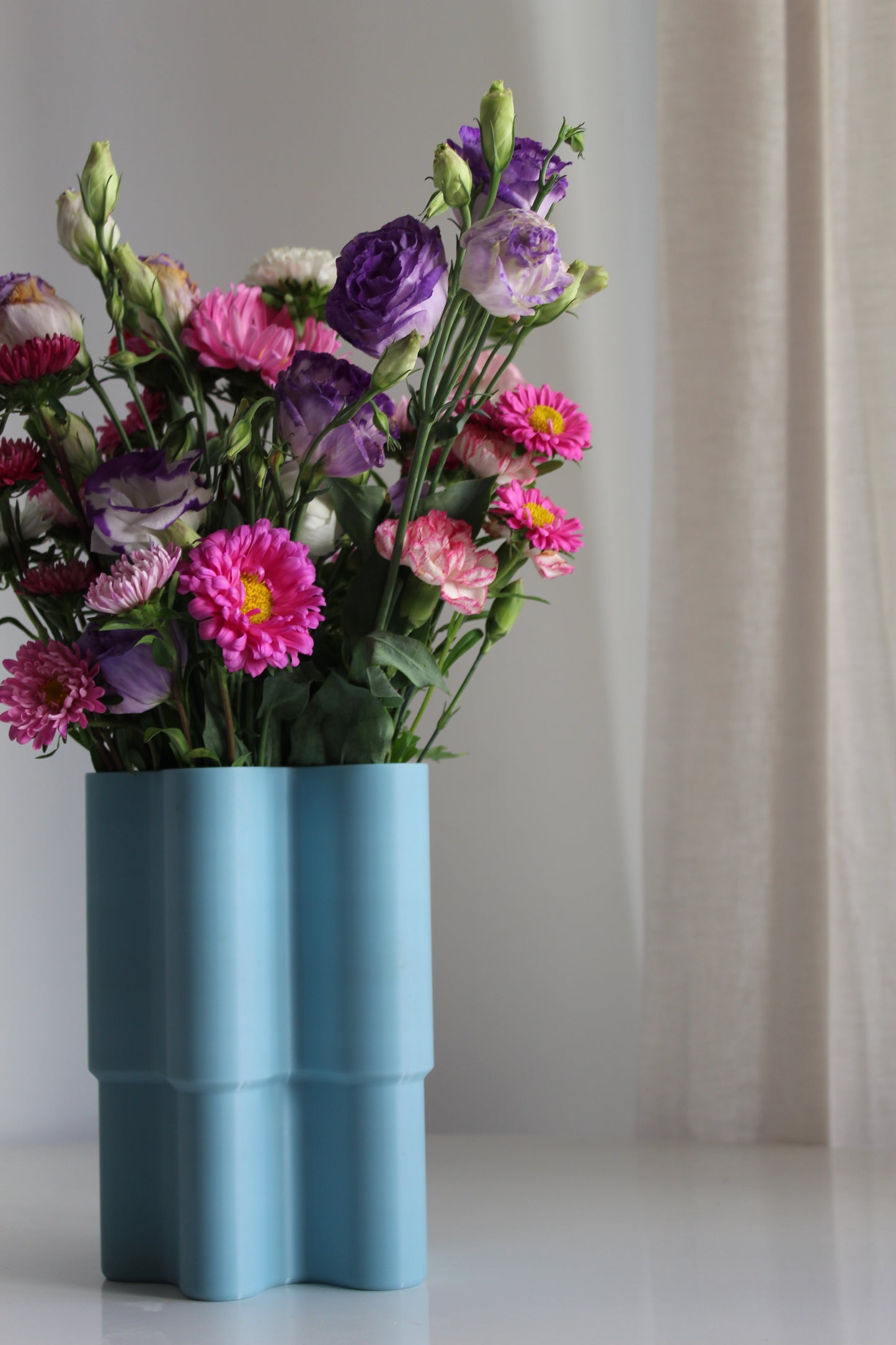 Maxi vase bleu pastel design, objet déco, fleurs colorés, impression 3D, artisanat francais, écoresponsable, slow design, matériau végétal recyclé