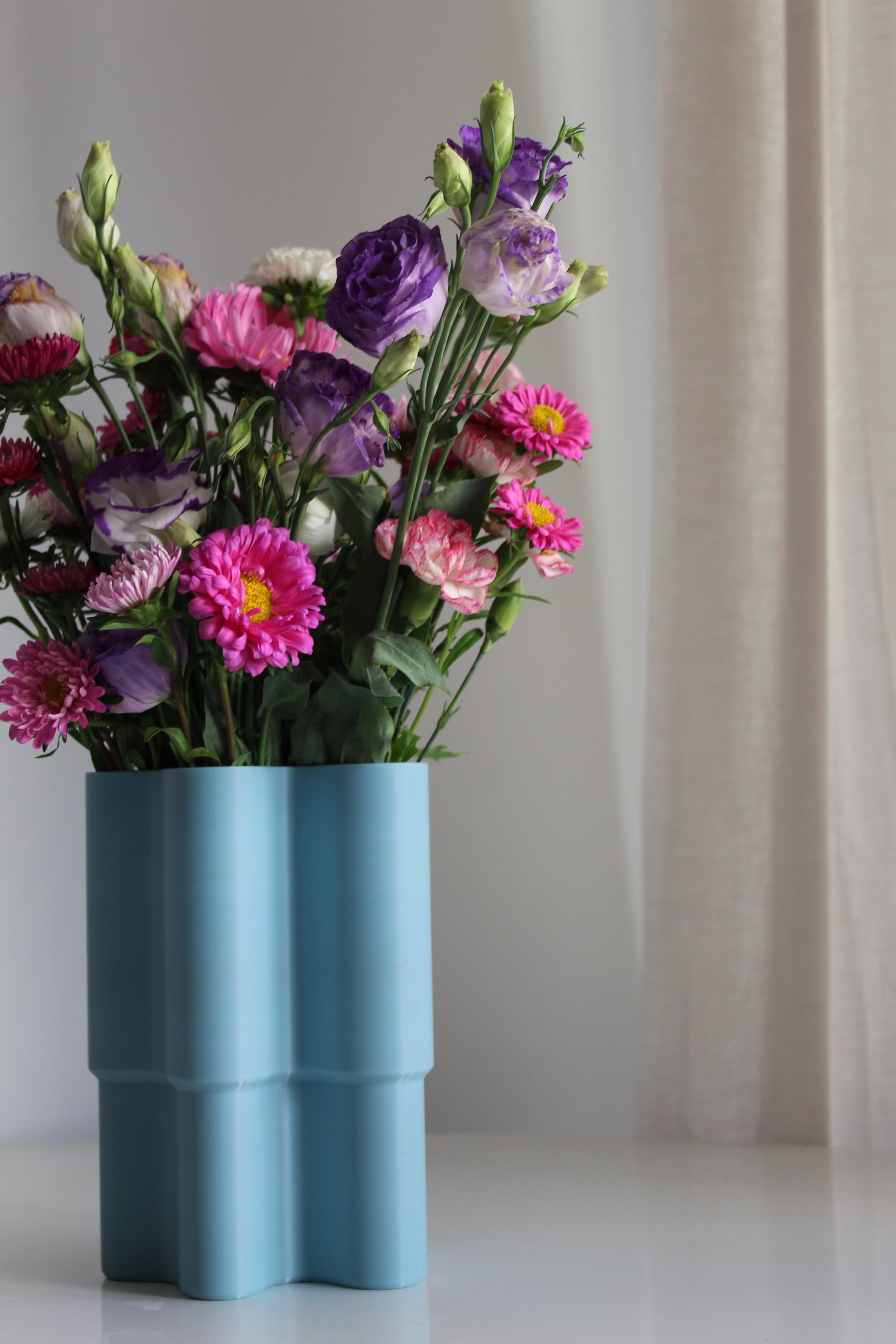 Maxi vase bleu pastel design, objet déco, fleurs colorés, impression 3D, artisanat francais, écoresponsable, slow design, matériau végétal recyclé