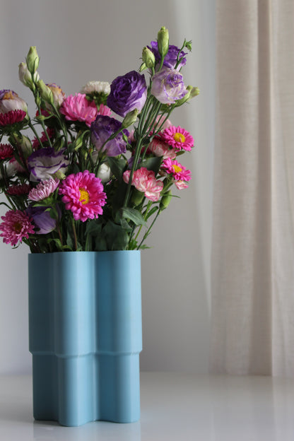 Maxi vase bleu pastel design, objet déco, fleurs colorés, impression 3D, artisanat francais, écoresponsable, slow design, matériau végétal recyclé