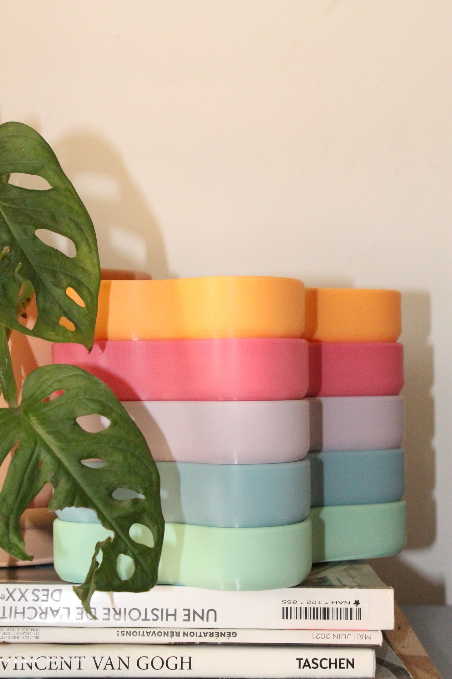 coupelles colorées, vide-poches design multicolores, déco pastel moderne, objets en bio matériau recyclé, accessoires déco durables, rangement déco